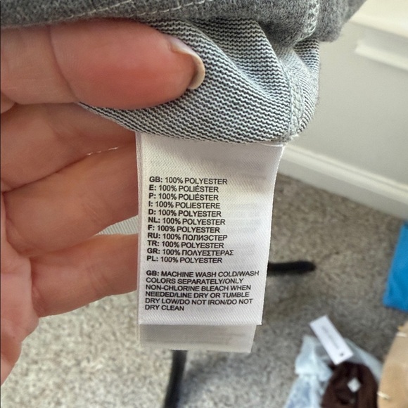 The North Face Women's Flash Dry SS V neck Tee, Medium, Like New - Picture 7 of 8